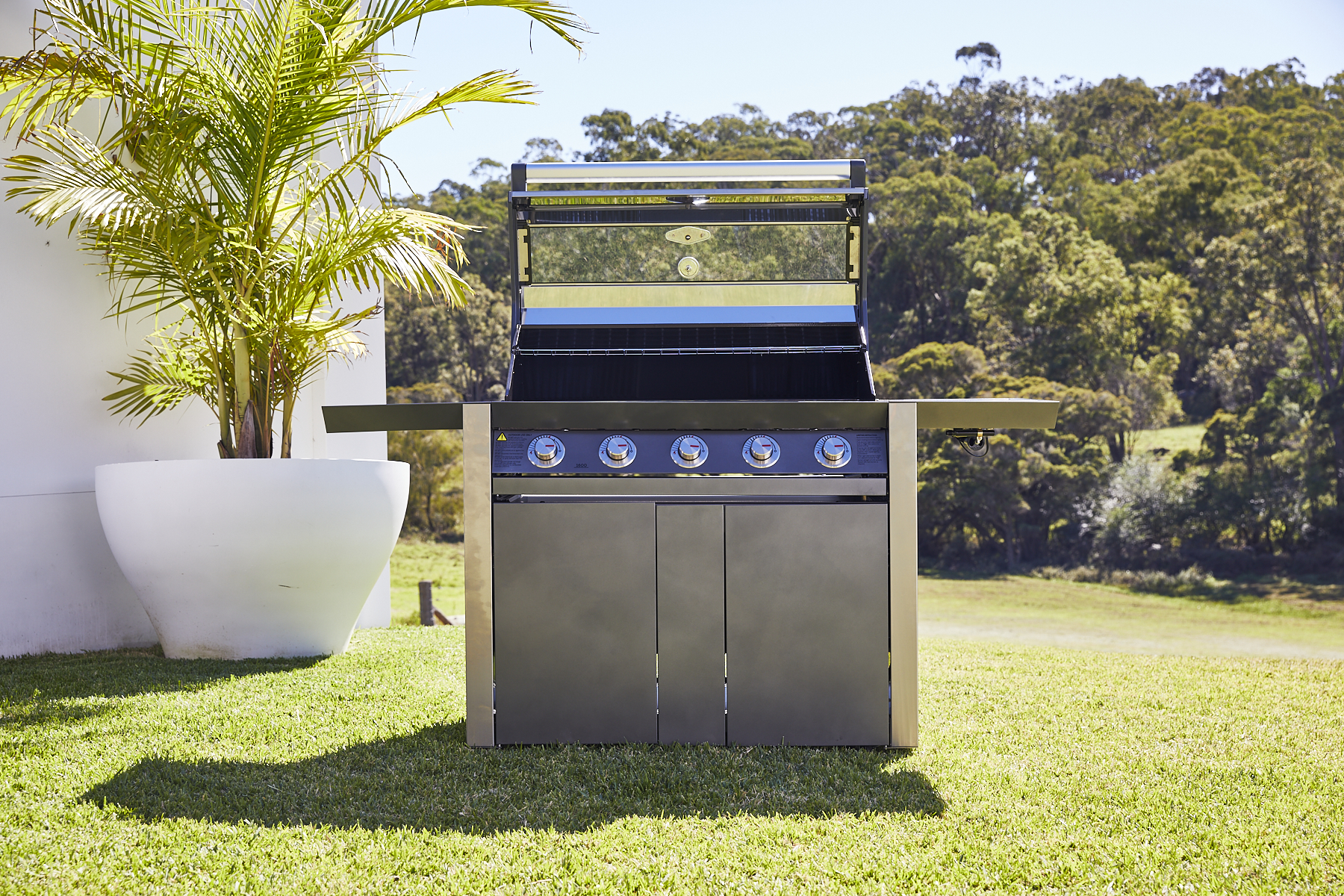 Beefeater 1600 BBQ 5Q c/ Carrinho + Queim. Lt -  Preto